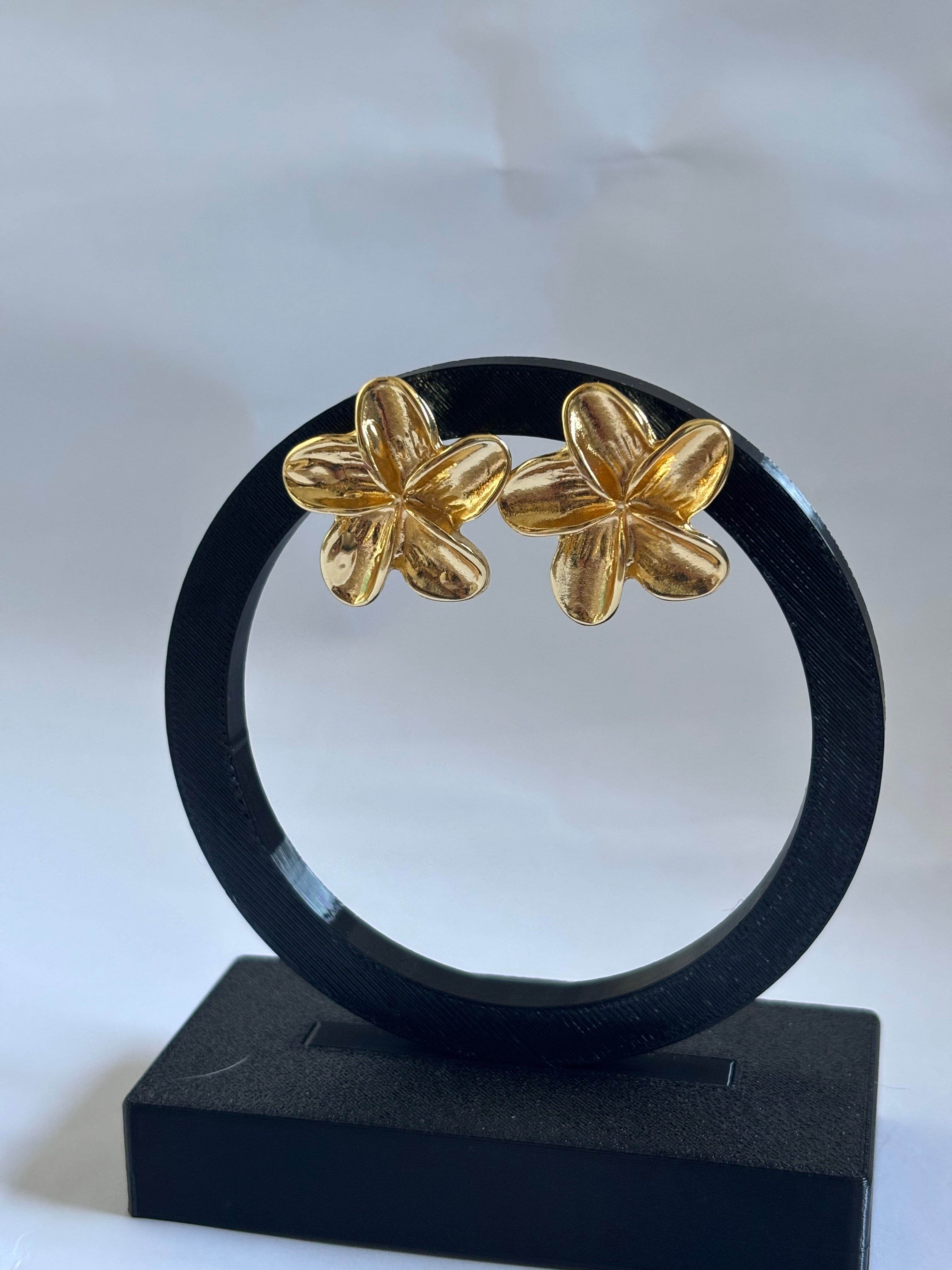 Brinco flor folhado a ouro
