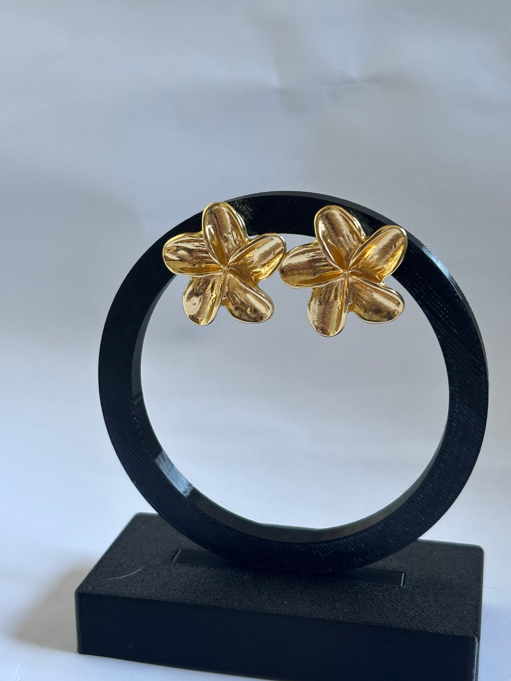 Brinco flor folhado a ouro