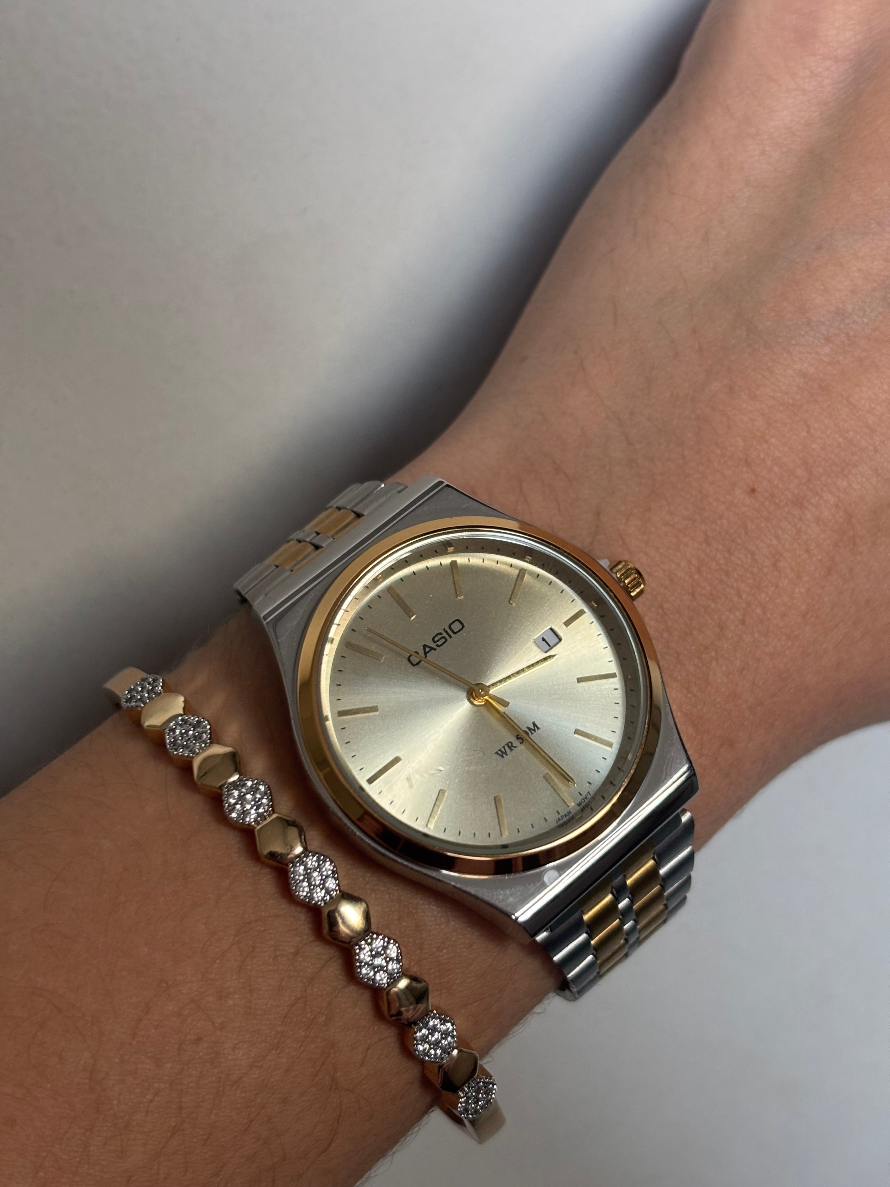 Relógio Cássio prata e dourado fundo dourado
