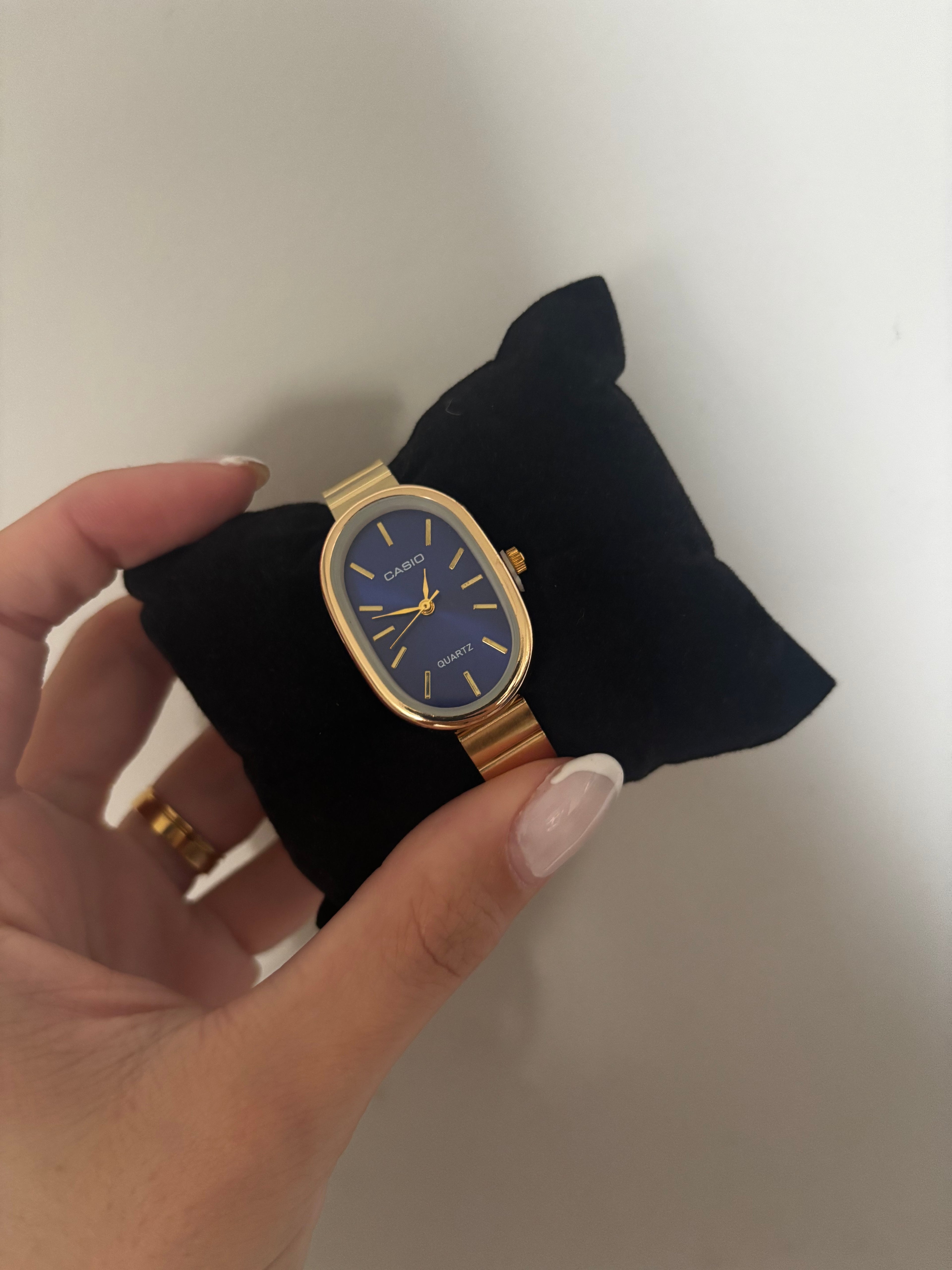 Relógio Cássio dourado fundo azul