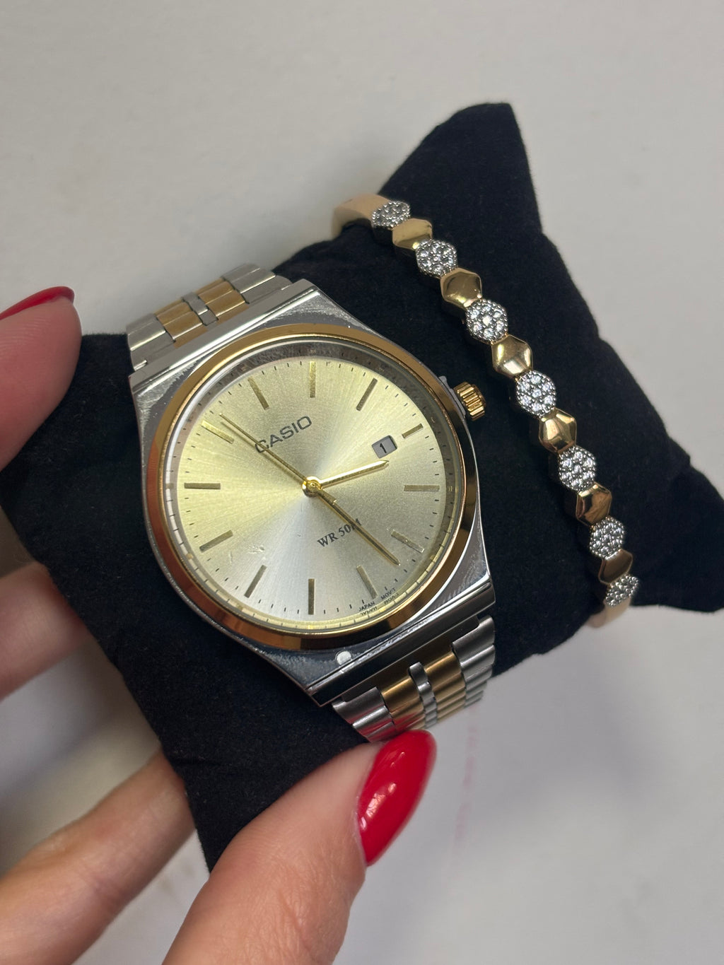 Relógio Cássio prata e dourado fundo dourado